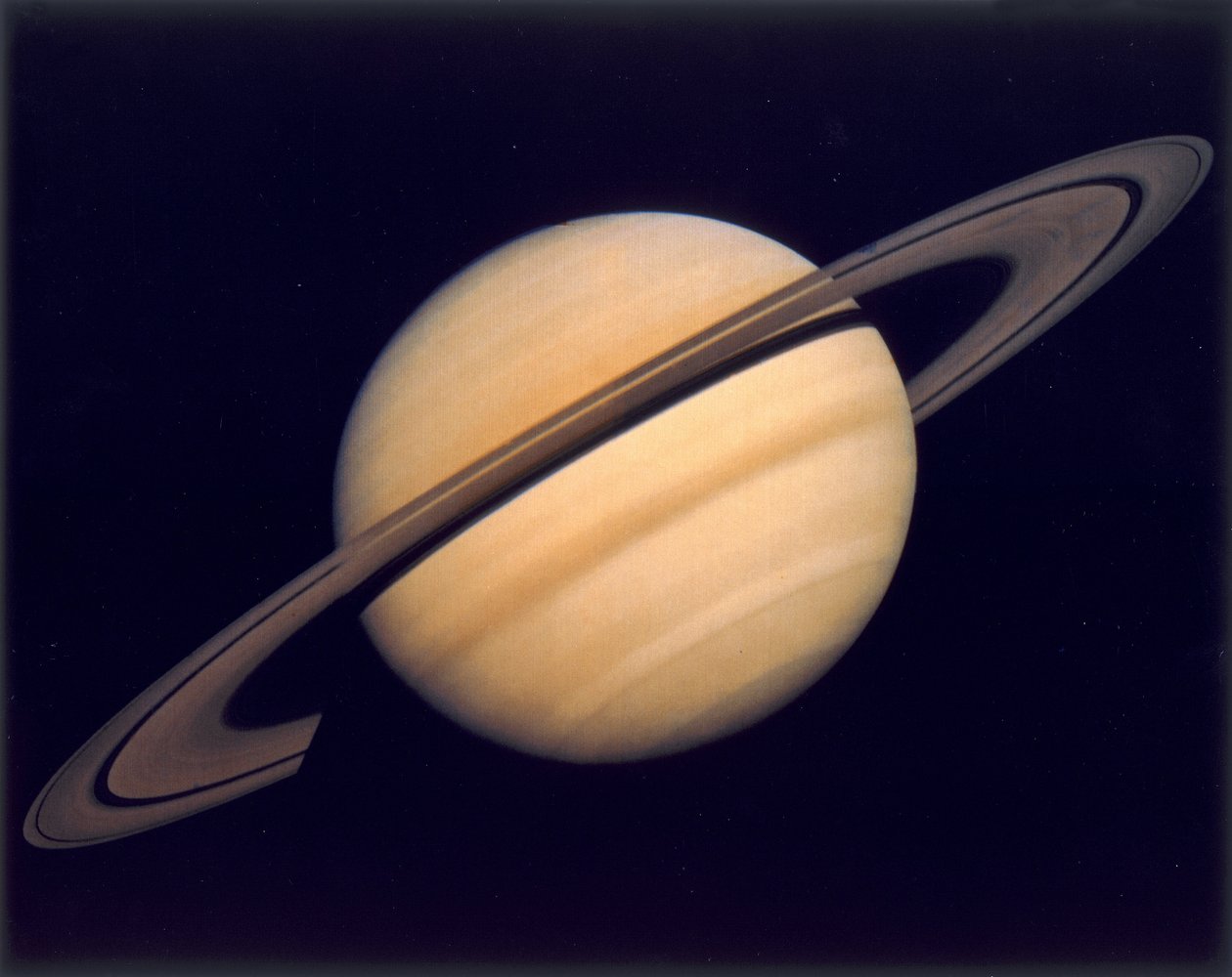 Saturn and its rings, photographed by Voyager 1 بواسطة جان كورنيليس وودانوس