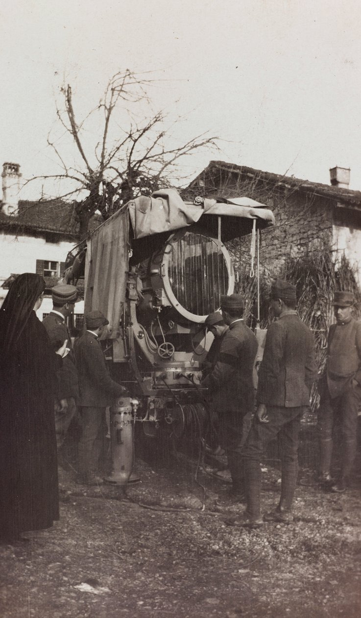 ألبوم الحرب العالمية الأولى في فريولي فينيتسيا جوليا: سيارة كهروضوئية ، 01-04 / 1916 (صورة بالأبيض والأسود) بواسطة ايلينا بيانكونشيني