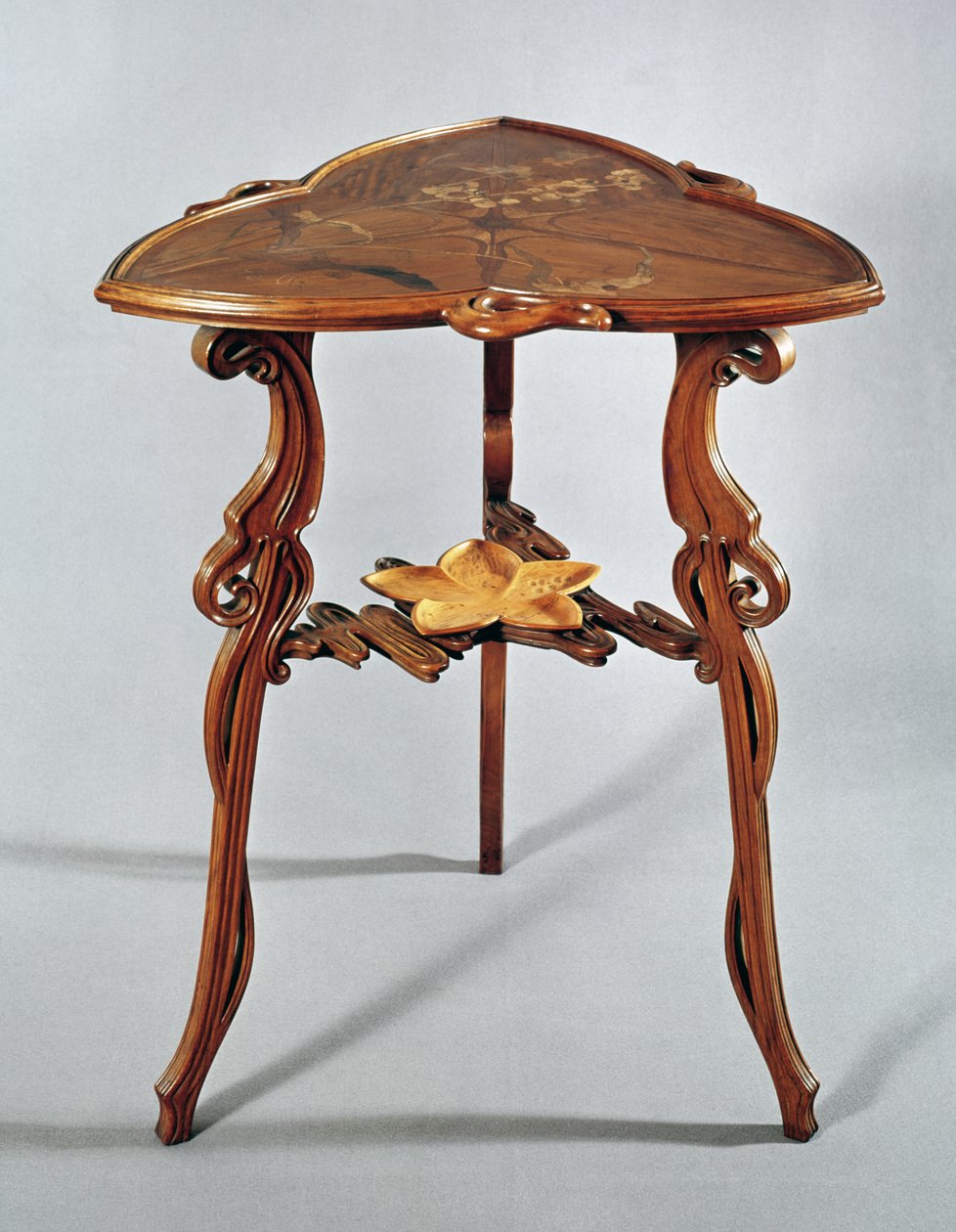 طاولة جانبية من نينوفار ، c.1900 (خشب) بواسطة اميل جالي