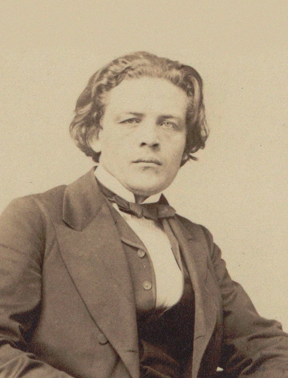 صورة للمؤلف أنطون روبنشتاين 1829-1894 ، حوالي 1860-1870. بواسطة اميل ديمايسونز
