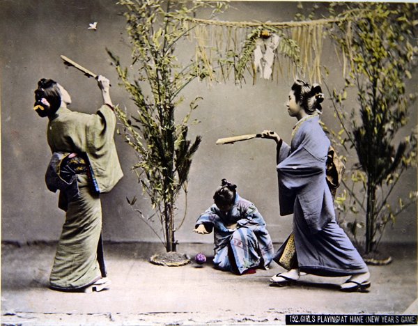 فتيات يابانيات صغيرات يلعبن هانيتسوكي ، حوالي 1900 (صورة ملونة) بواسطة إيما روبرتس