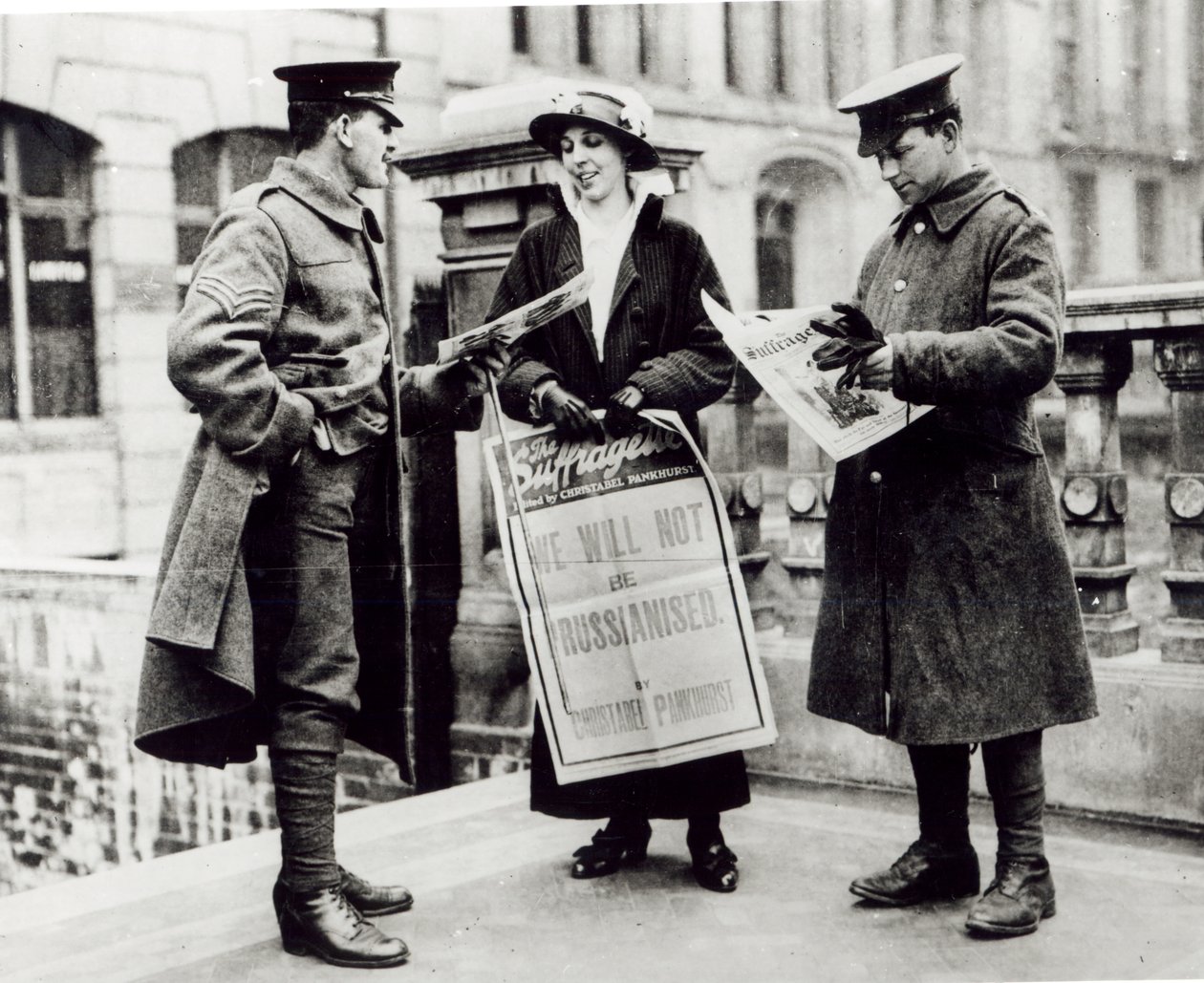 صحيفة Suffragette تبيع الصحف لجنديين ، حوالي عام 1914 بواسطة مصور انجليزى