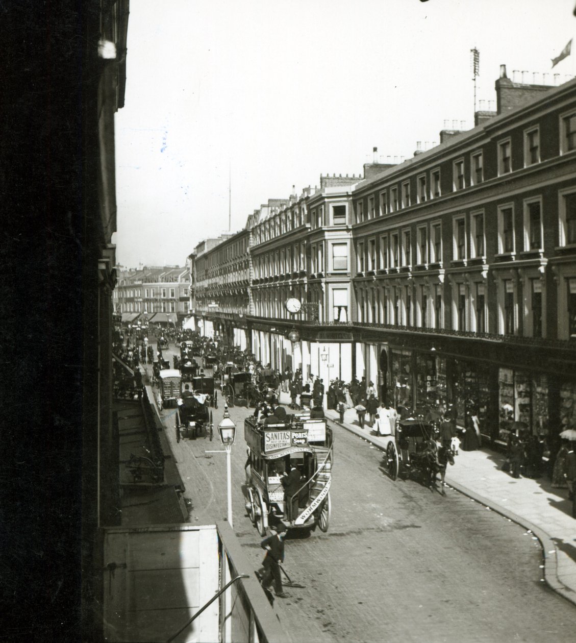 منظر لـ Westbourne Grove ، لندن ، يُظهر متجر Whiteley ، c.1890 بواسطة مصور انجليزى