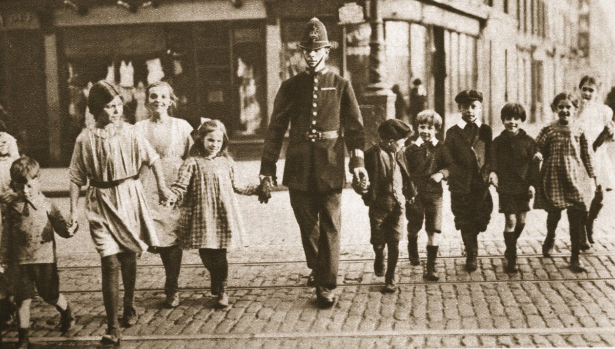 بوبي على الإيقاع يساعد الأطفال عبر الشارع في نهاية اليوم الدراسي ، من Wonderful London ، تم نشره في 1926-1927 (التصوير الفوتوغرافي) بواسطة مصور انجليزى