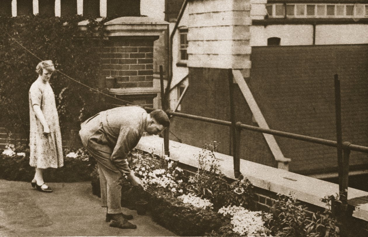زوجان يميلان حديقة سطحهما الخاصة على كتلة في شارع تيودور ، من Wonderful London ، تم نشره 1926-1927 (التصوير الفوتوغرافي) بواسطة مصور انجليزى