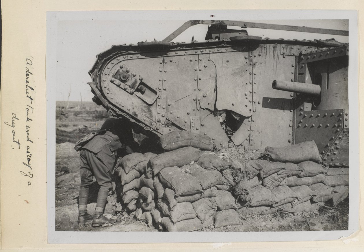 دبابة مهجورة تستخدم كسقف حفرت ، 1915-1918 بواسطة مصور انجليزى