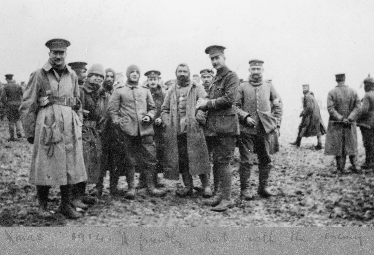 محادثة ودية مع العدو ، هدنة عيد الميلاد لعام 1914 بواسطة مصور انجليزى