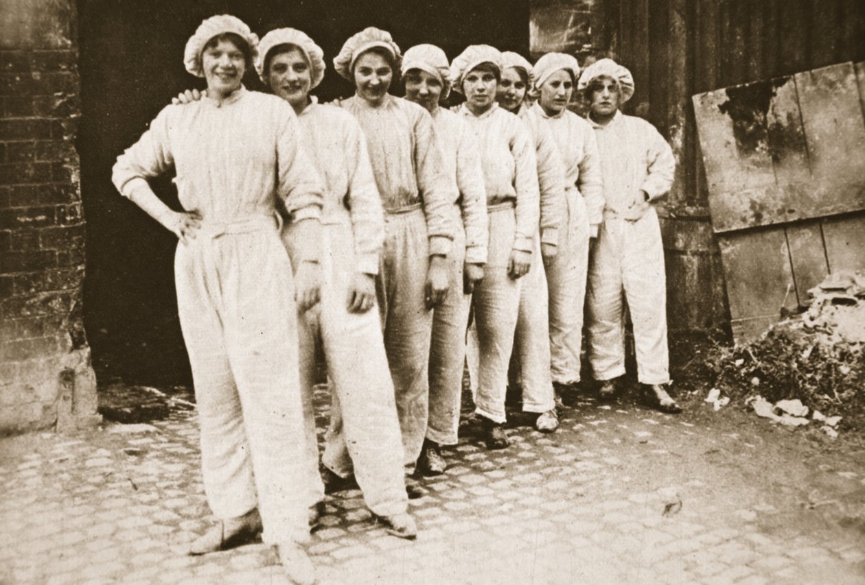 مجموعة رائعة من العاملات: خادمات في مطحنة في نوتنغهام ، من أخبار الحرب المصورة ، 12 يوليو 1916 (صورة بني داكن) بواسطة مصور انجليزى