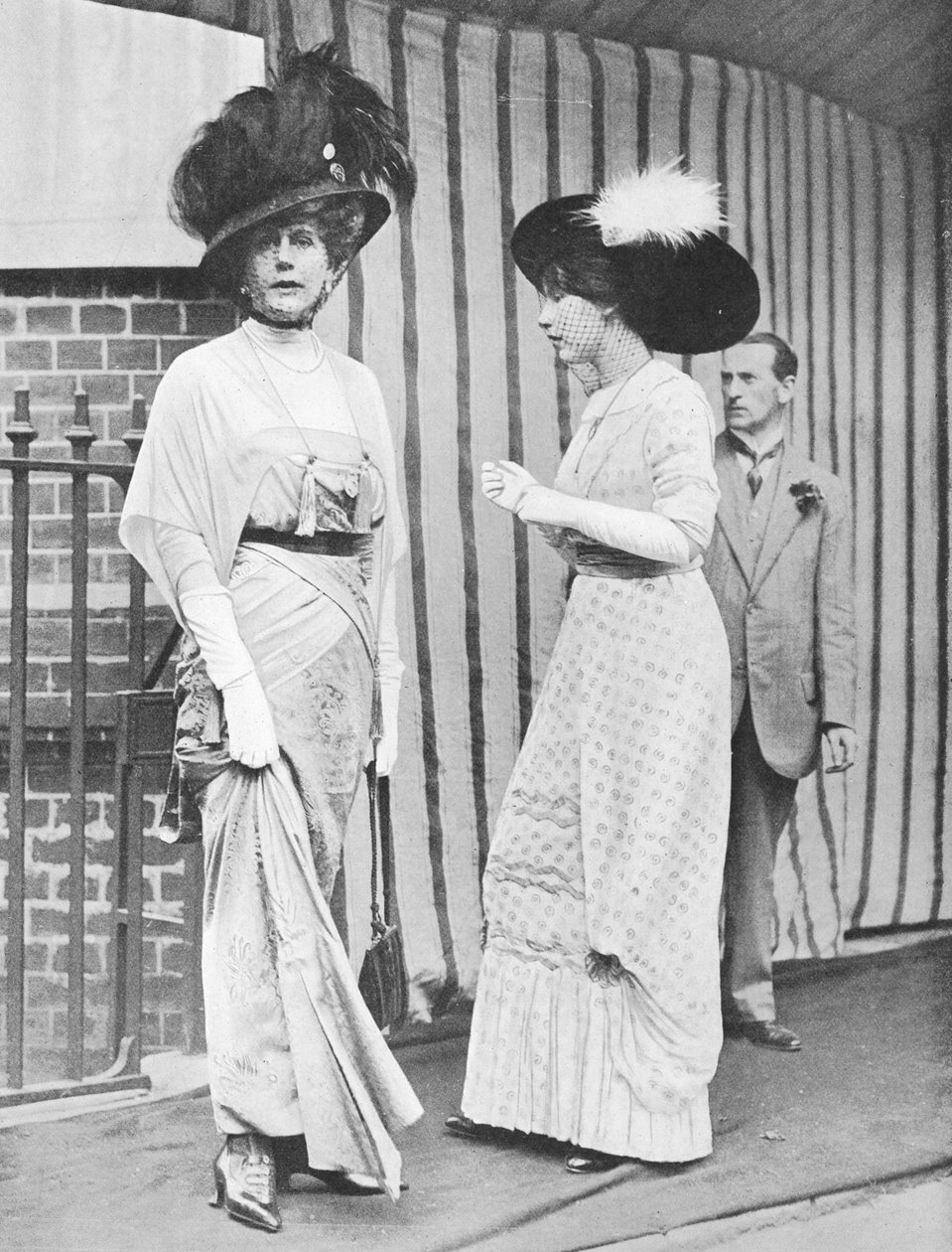 أليس كيبل وابنتها فيوليت تريفوسيوس ، 1912 بواسطة مصور انجليزى