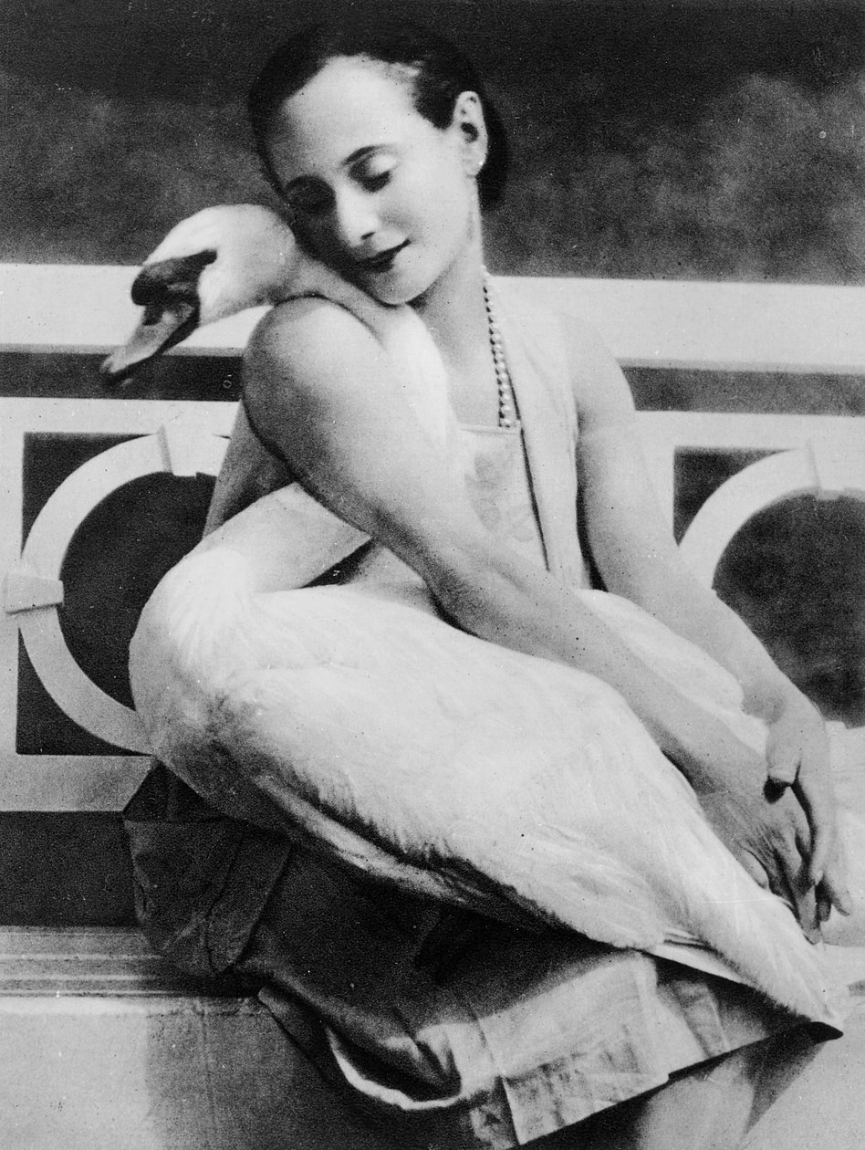 آنا بافلوفا مع بجعة الحيوانات الأليفة جاك ، c.1905 بواسطة مصور انجليزى