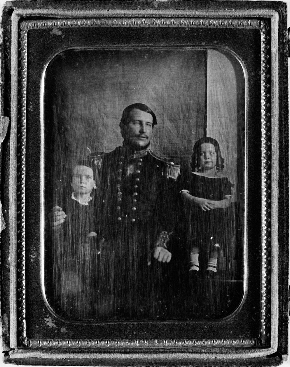 الجراح المساعد كريستوفر باكويل باسانو والأسرة ، c.1850 (daguerreotype) بواسطة مصور انجليزى