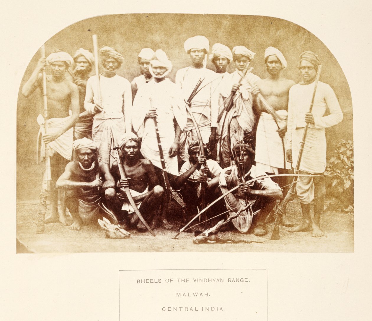 Bheels of the Vindhyan Range ، Malwah ، وسط الهند ، من شعب الهند ، بقلم جيه فوربس واتسون ، تم نشره عام 1868 (طبعة زخرفية) بواسطة مصور انجليزى