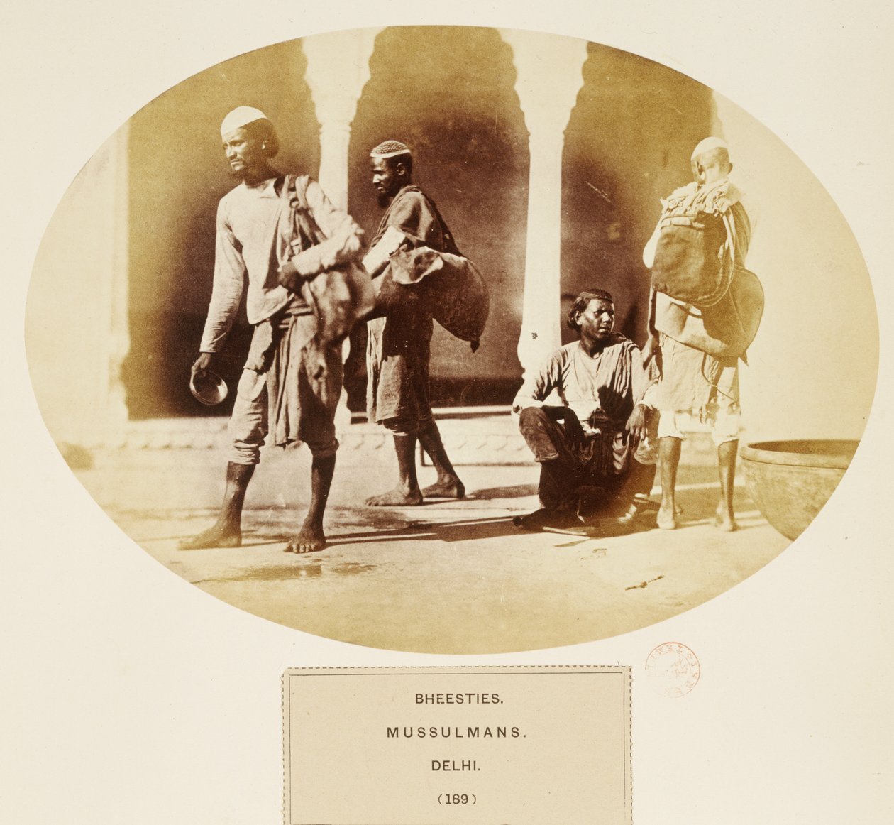 Bheesties ، موسولمانز ، دلهي ، من شعب الهند ، بقلم جيه فوربس واتسون ، تم نشره عام 1868 (طبعة زخرفية) بواسطة مصور انجليزى