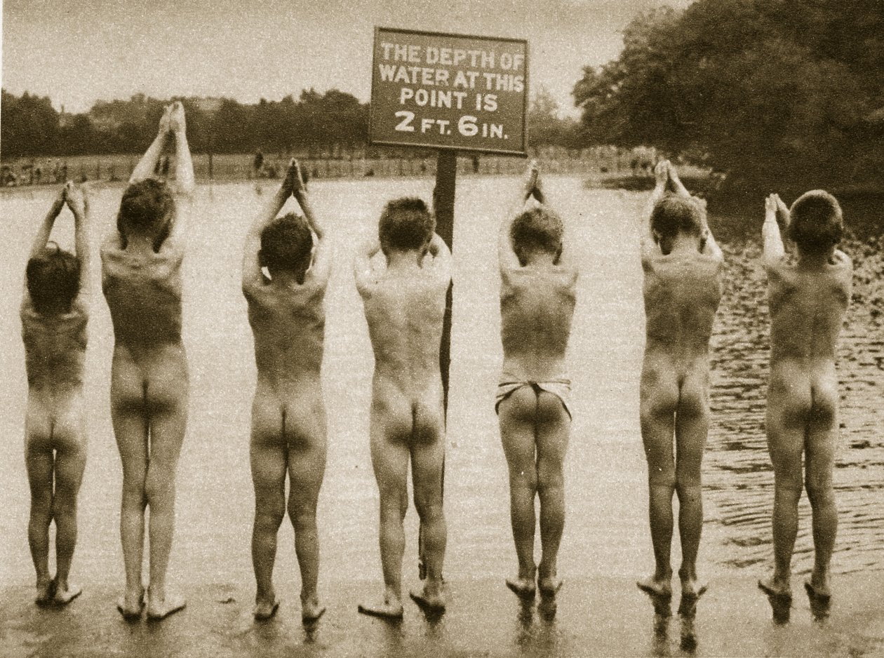 الأولاد يستحمون في الحديقة ، كلافام 1926 (صورة بني داكن) بواسطة مصور انجليزى
