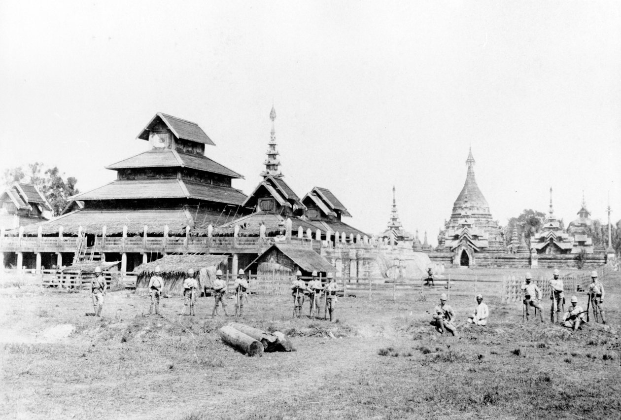 جنود بريطانيون أمام قصر ونثو ودير بوذي ، 1891 بواسطة مصور انجليزى