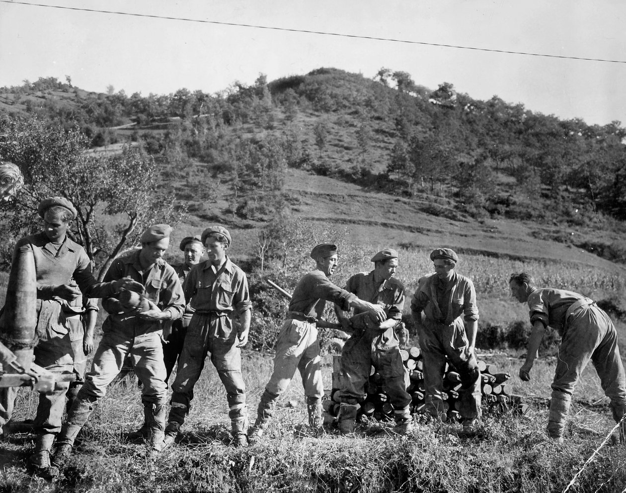 القوات البريطانية تكدس القذائف ، إيطاليا ، 1944 بواسطة مصور انجليزى
