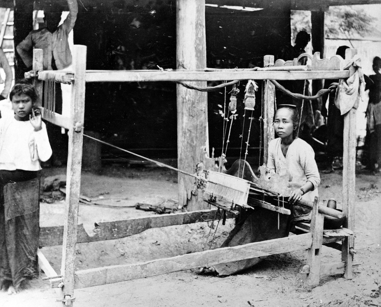 امرأة بورمية جالسة في المنوال ، 1870-90 بواسطة مصور انجليزى