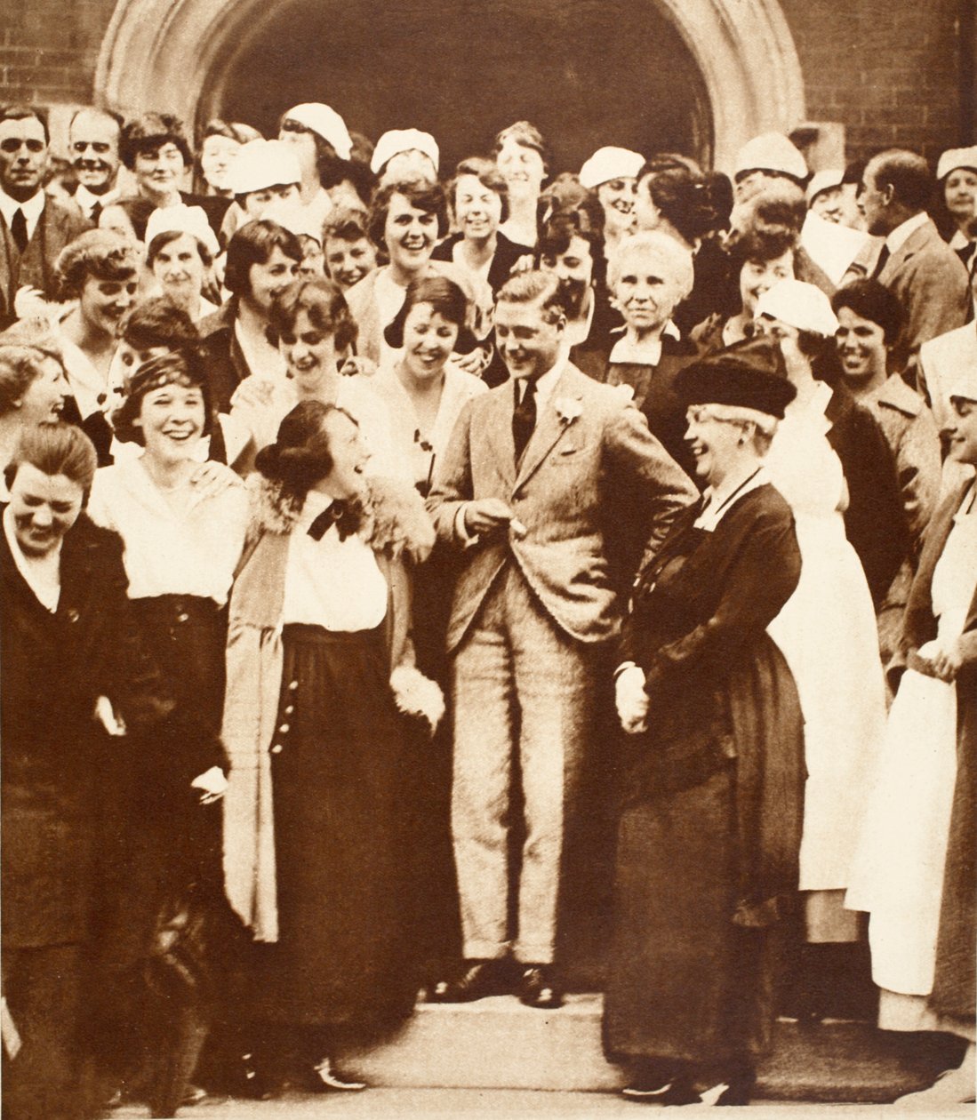 المرأة الكندية تخبر الملك إدوارد الثامن نكتة ، في كلية أونتاريو الزراعية ، 1919 بواسطة مصور انجليزى