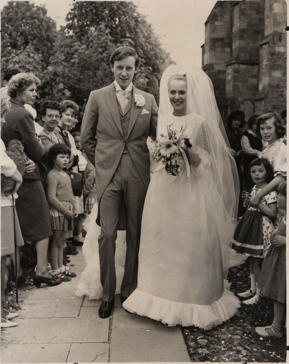 Candida Betjeman في Belleville Couture من أجل زفافها لروبرت Lycett Green ، يونيو 1963 بواسطة مصور انجليزى