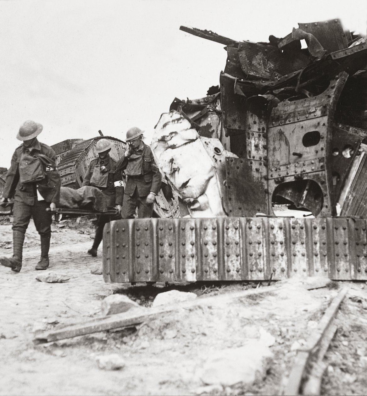 الضحايا الذين عادوا من الخط ، مروا الدبابات المحطمة في Battle of the Tanks ، Villers-Bretonneux ، 24th April 1918 بواسطة مصور انجليزى