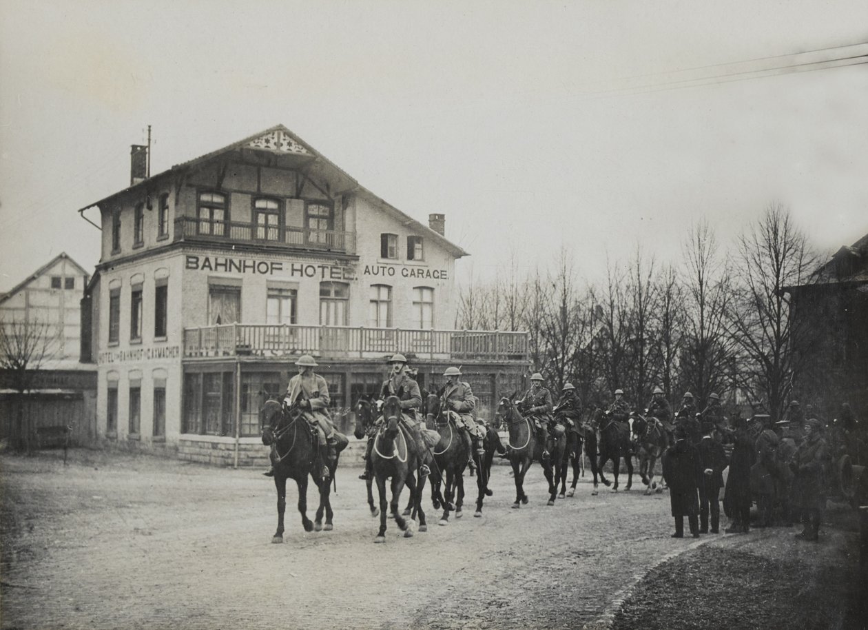 الفرسان يمرون عبر فندق محطة سكة حديد ، 1918 بواسطة مصور انجليزى
