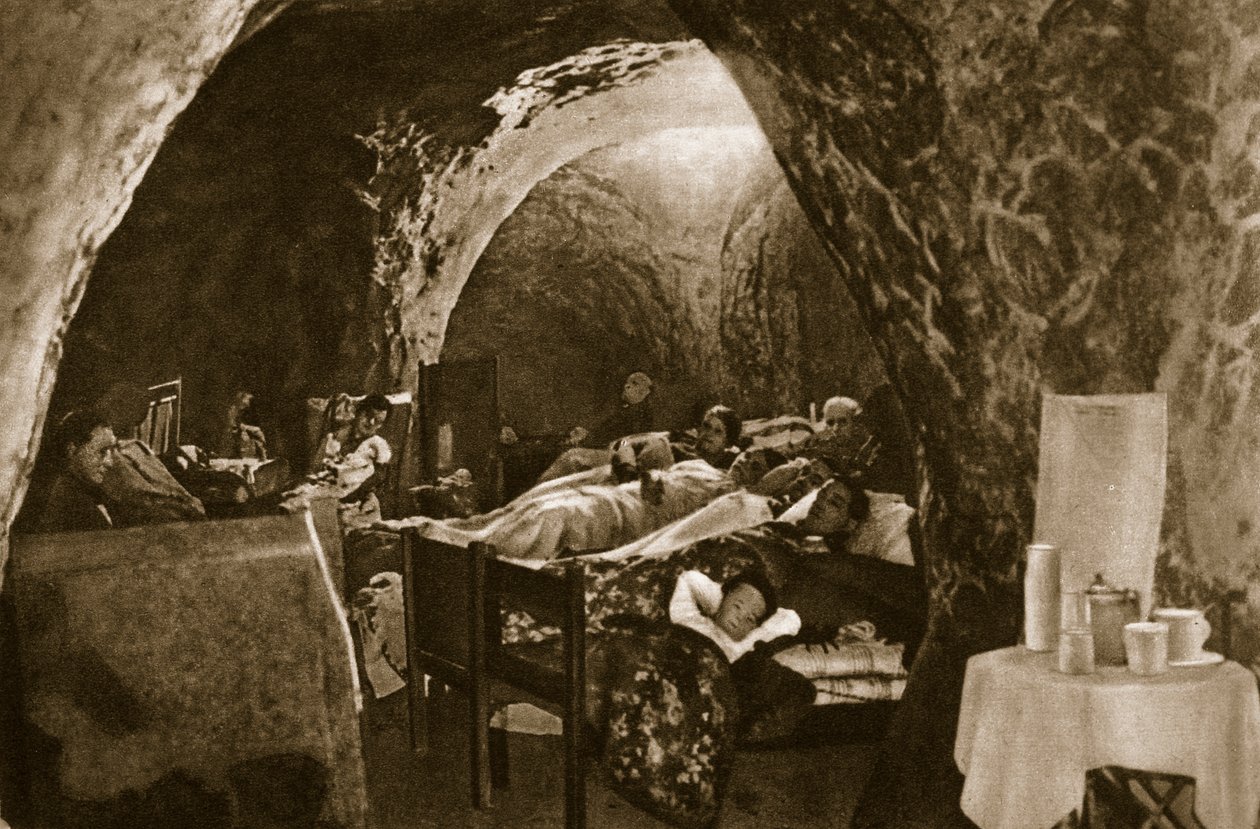 منازل الكهوف على الساحل الإنجليزي المستخدمة كملاجئ للغارات الجوية ، 1940 بواسطة مصور انجليزى