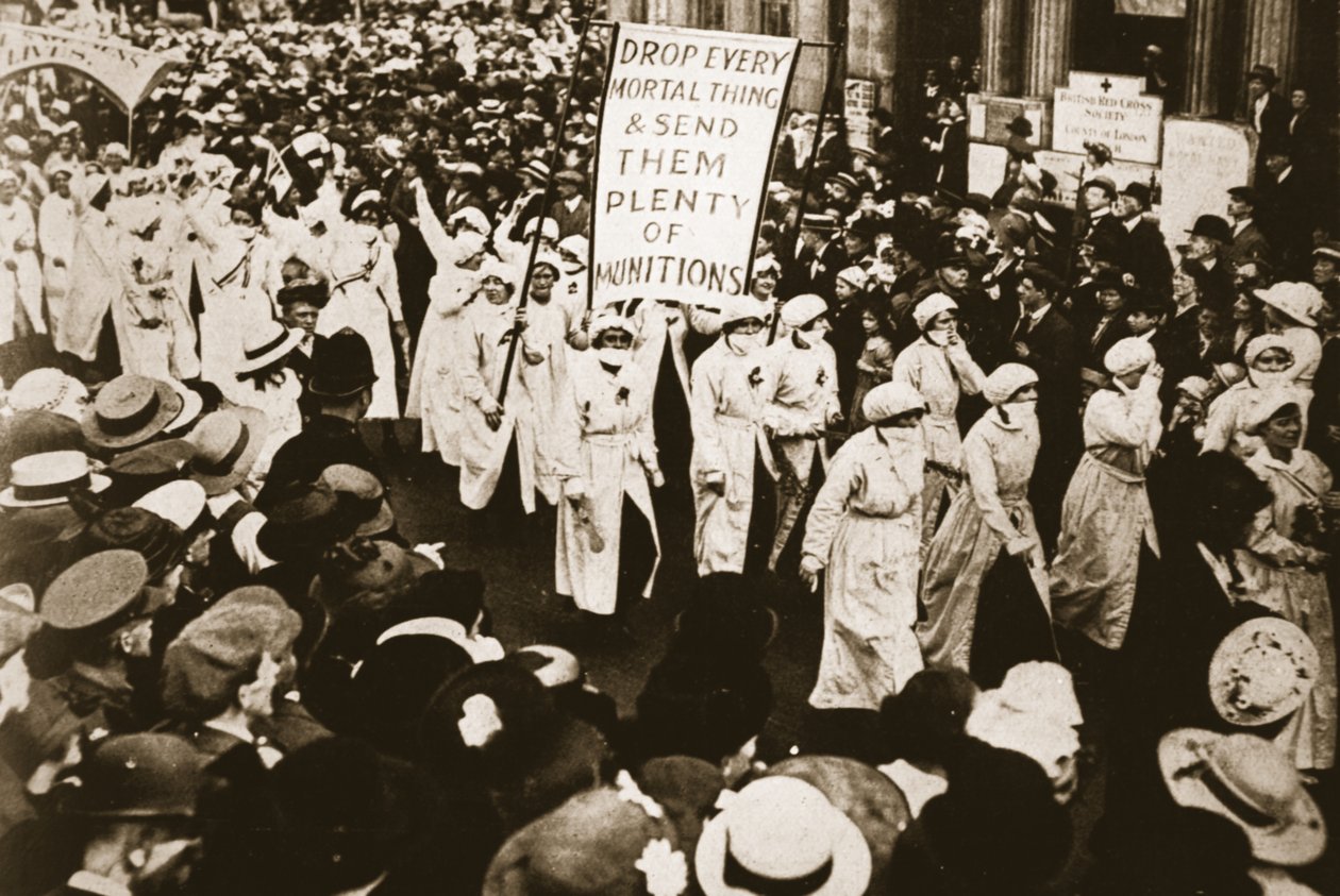 ابتهج وزير الحرب: الذخائر في الموكب ، من أخبار الحرب المصورة ، 26 يوليو 1916 بواسطة مصور انجليزى