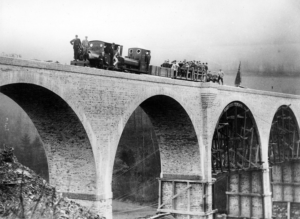 جسر شلفام قيد الإنشاء ، 1897 بواسطة مصور انجليزى