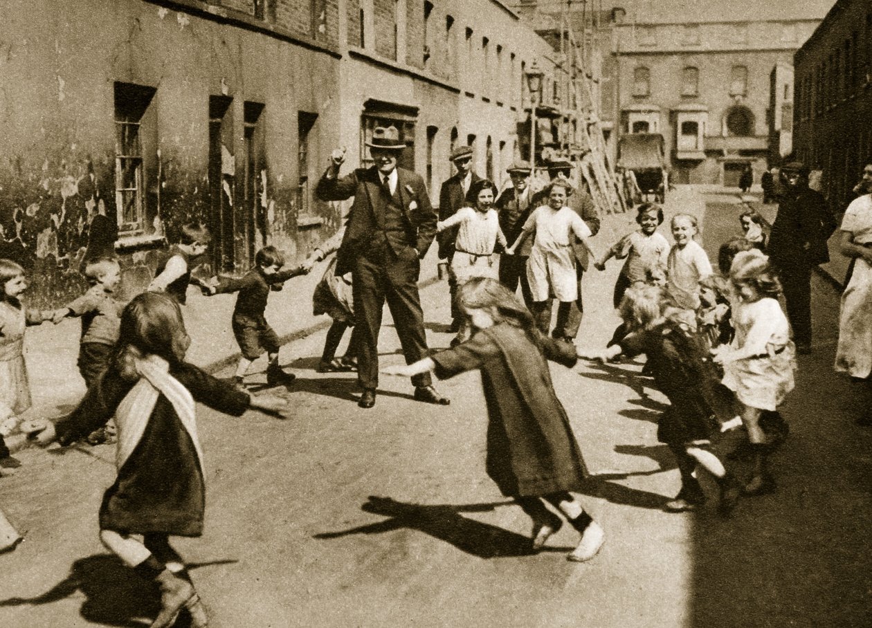 أطفال يرقصون على موسيقى الشوارع (بني داكن) بواسطة مصور انجليزى