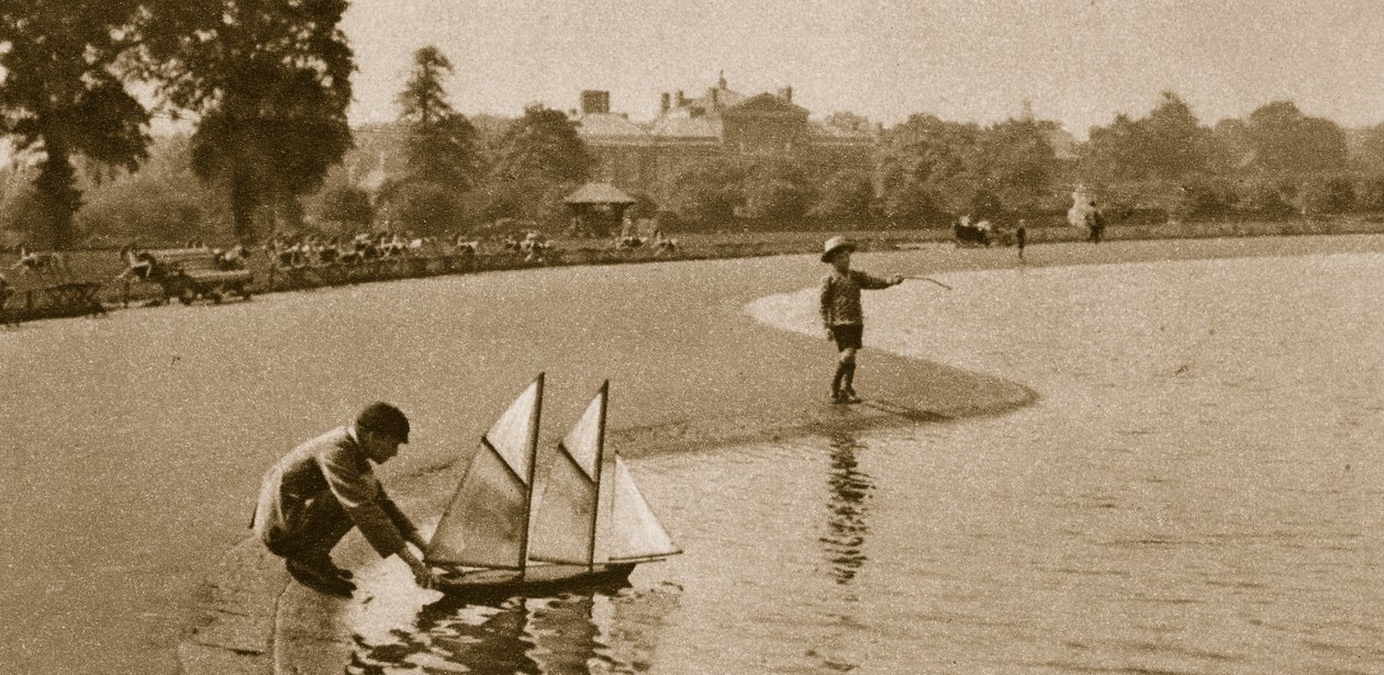أطفال سباق القوارب النموذجية على البركة المستديرة ، حدائق كنسينغتون ، 1926 (بني داكن) بواسطة مصور انجليزى