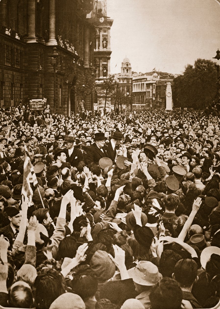 تشرشل تشرشل في وايتهول في يوم VE ، 8 مايو 1945 (حفر ضوئي) بواسطة مصور انجليزى