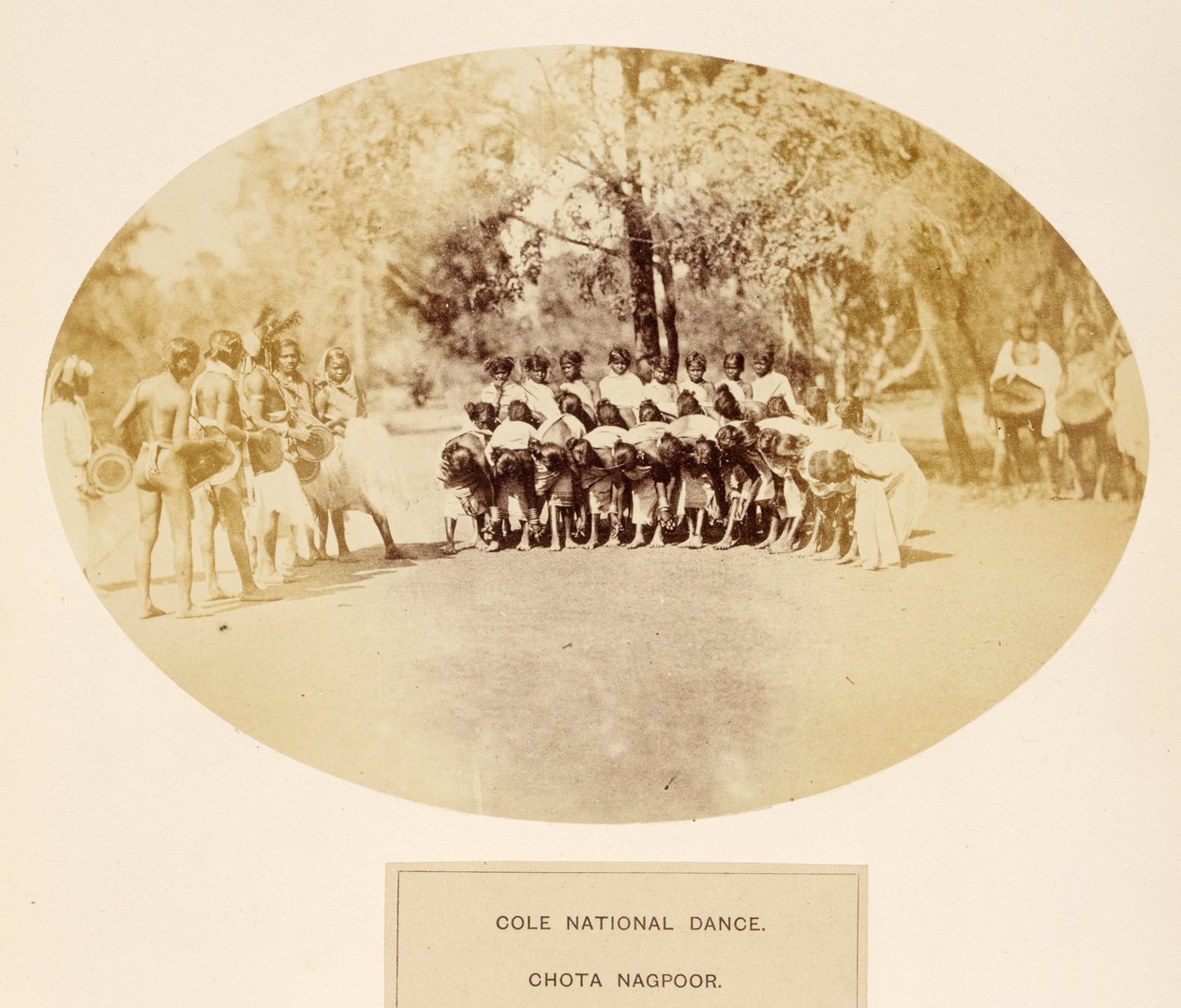 رقصة كول الوطنية ، شوتا ناجبور ، من شعب الهند ، بقلم جيه فوربس واتسون ، نُشر عام 1868 (طبعة زخرفية) بواسطة مصور انجليزى