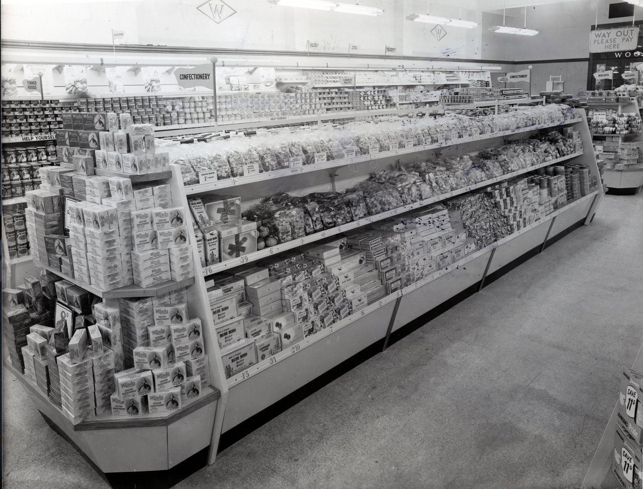 ممر الحلويات ، متجر Woolworths ، 1956 بواسطة مصور انجليزى