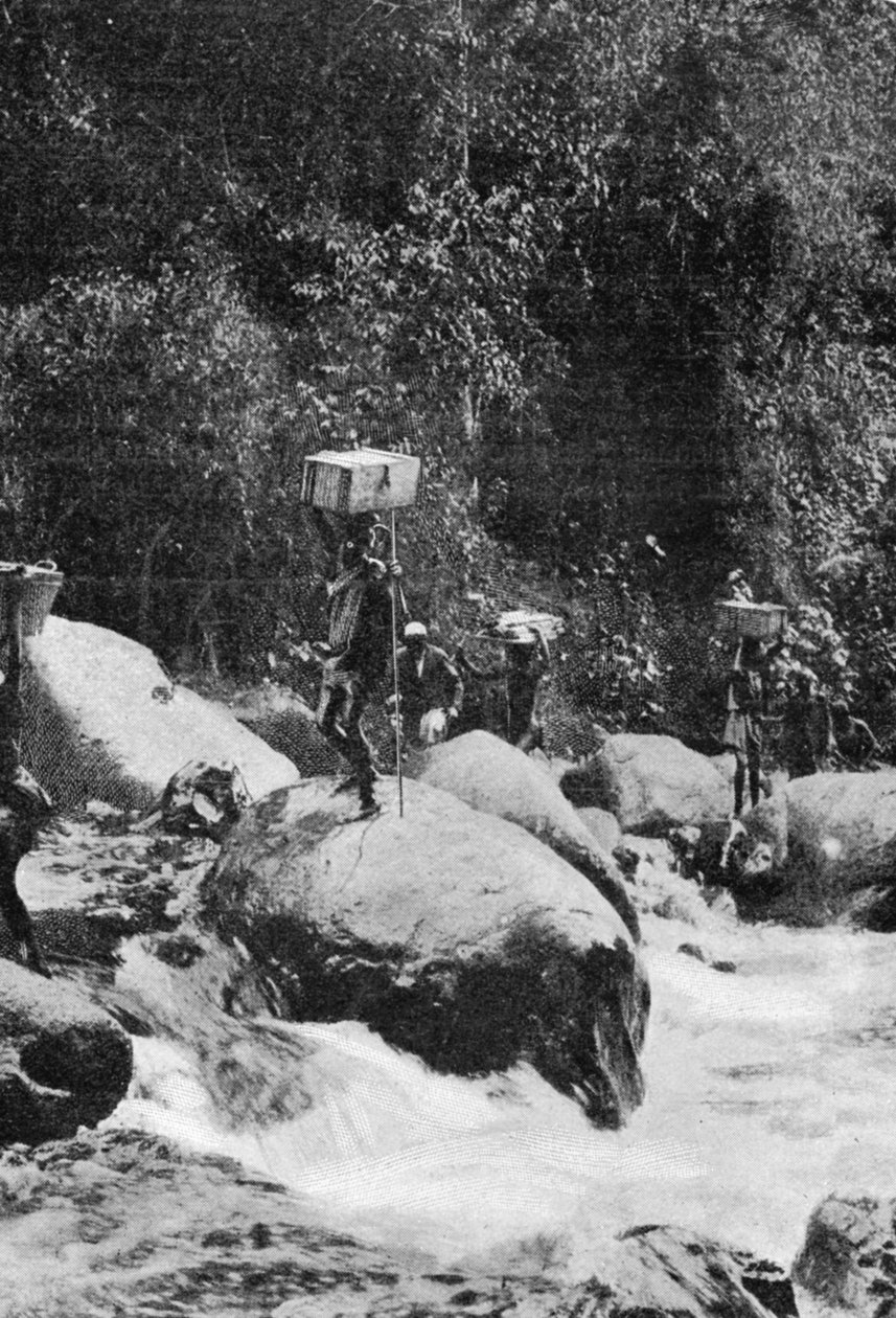 عبور السيل على جوانب Ruwenzori ، من مقال بعنوان إلى جبال القمر نشر في The Graphic 27 أكتوبر 1906 بواسطة مصور انجليزى