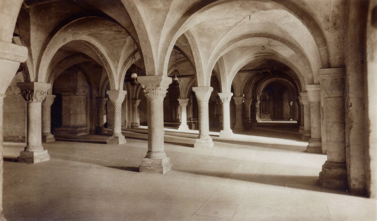 سرداب في كاتدرائية كانتربري ، c.1920 بواسطة مصور انجليزى