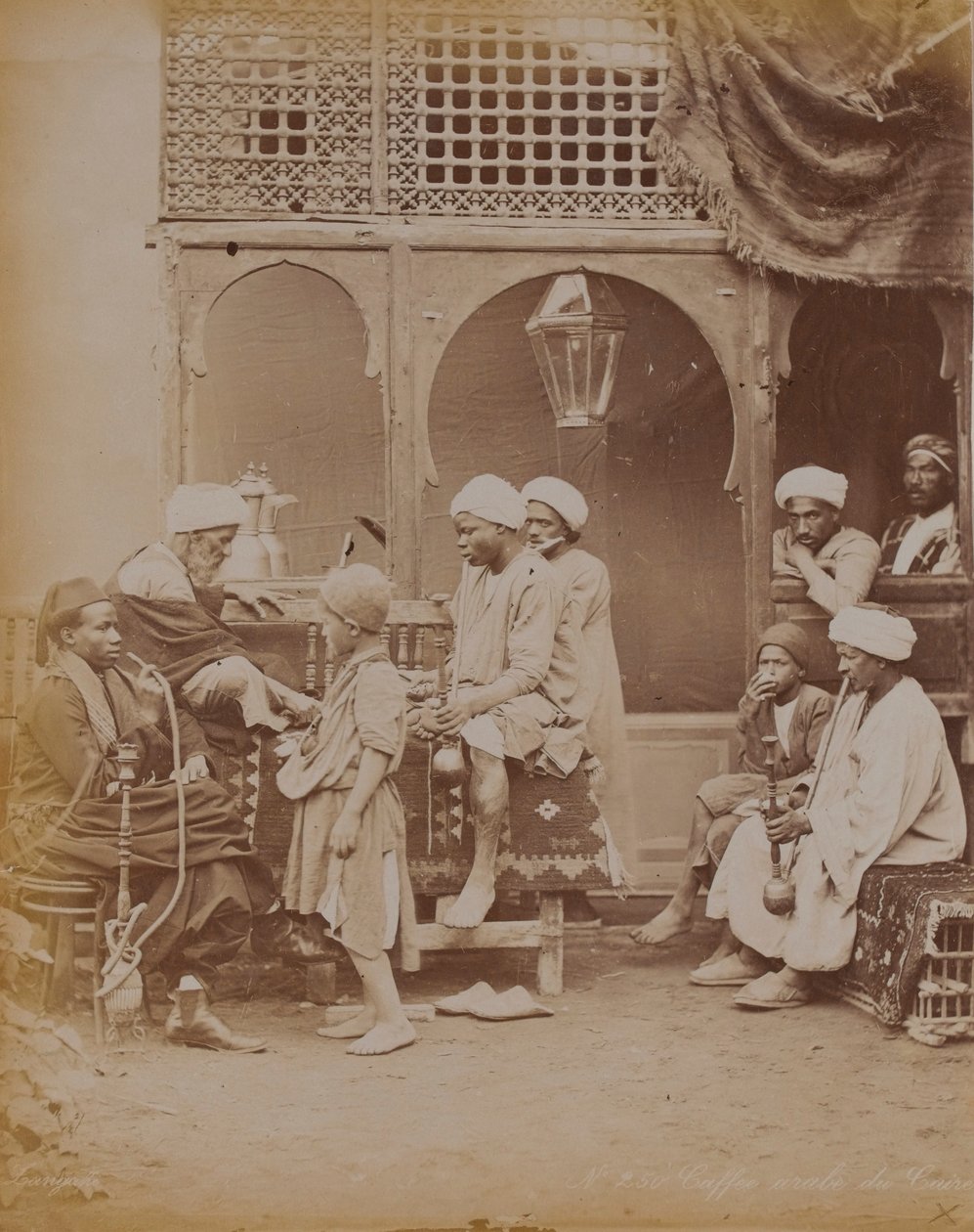 الأسرة المصرية في الفناء ، 1893 بواسطة مصور انجليزى