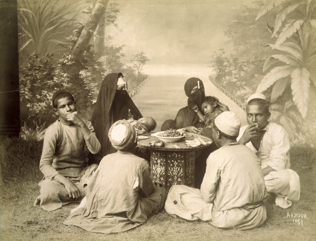 أسرة مصرية تأكل وجبة ، 1880 ج بواسطة مصور انجليزى