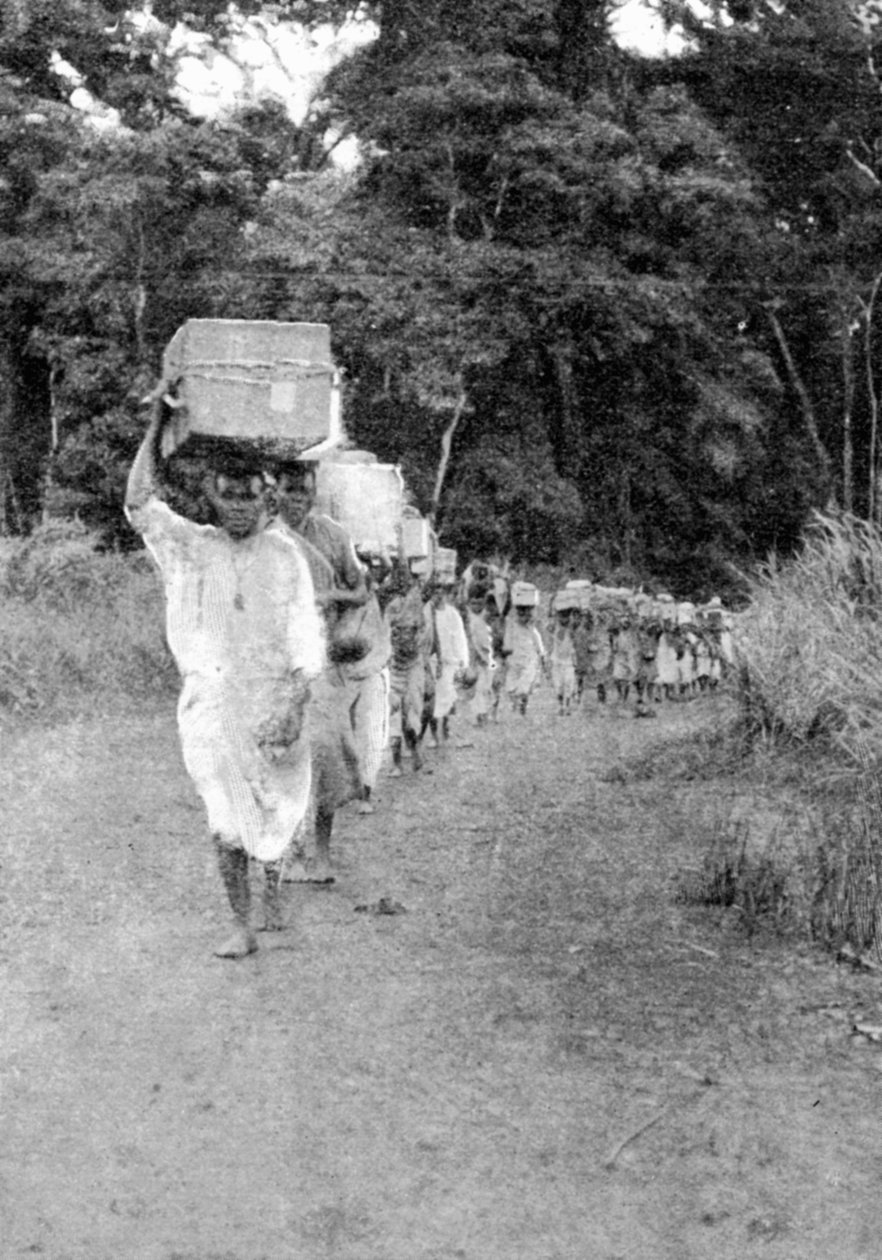 في الطريق إلى الجبال ، من مقال بعنوان إلى جبال القمر نشر في الجرافيك 27 أكتوبر 1906 بواسطة مصور انجليزى