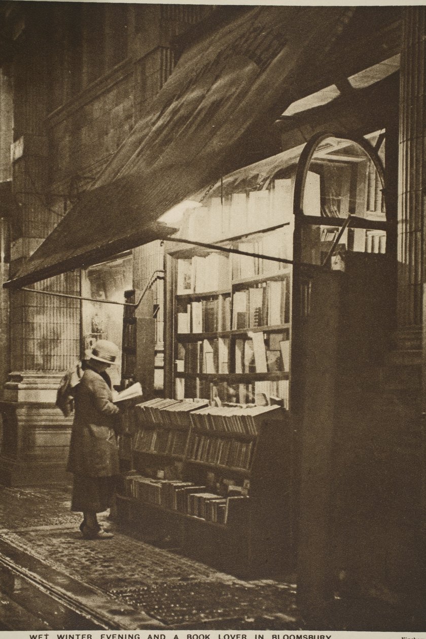 فحص كتاب خارج مكتبة مستعملة في أمسية شتوية رطبة ، Bloomsbury (صورة بني داكن) بواسطة مصور انجليزى