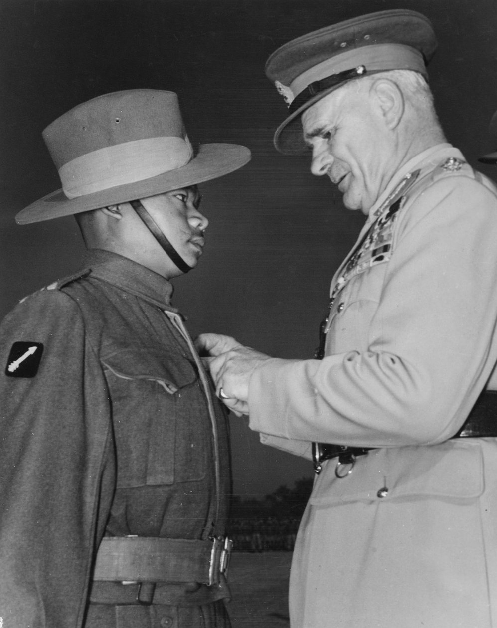 المشير السير ارشيبالد ويفل ، نائب الملك في الهند ، يقدم صليب فيكتوريا لجندي جورخا ، 1945 بواسطة مصور انجليزى