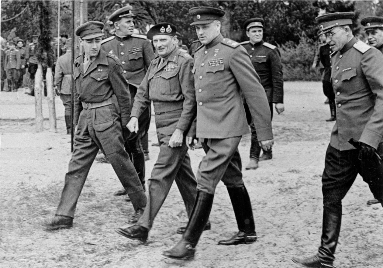 المشير برنارد مونتغمري مع المارشال روكوسوفسكي ، 10 مايو 1945 بواسطة مصور انجليزى
