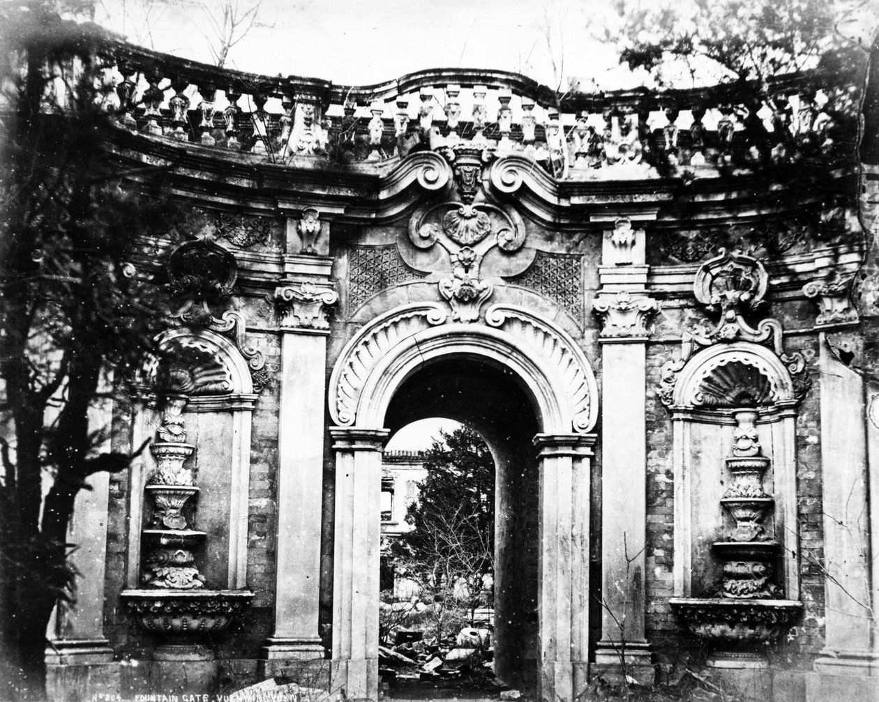 بوابة النافورة ، يوان مينغ يوان ، ج .1870 بواسطة مصور انجليزى