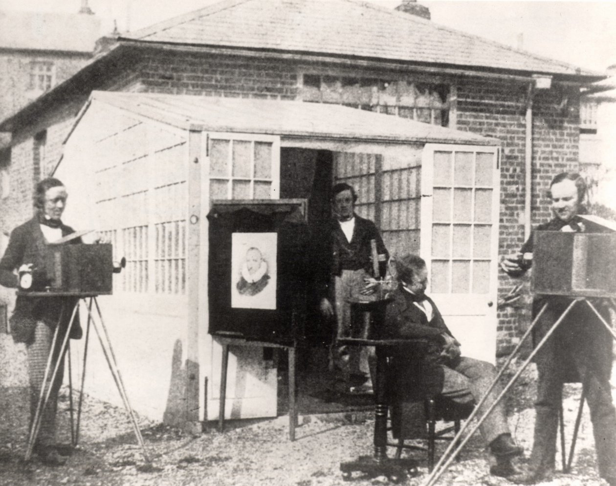 فوكس تالبوت (يمين) في مؤسسة ريدينغ الفوتوغرافية ، ص 1845 (calotype) بواسطة مصور انجليزى