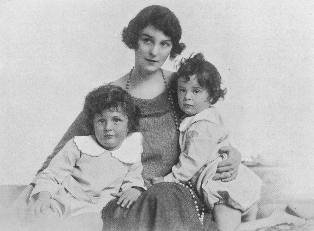 فريدا دادلي وارد مع أطفالها ، 1918 بواسطة مصور انجليزى