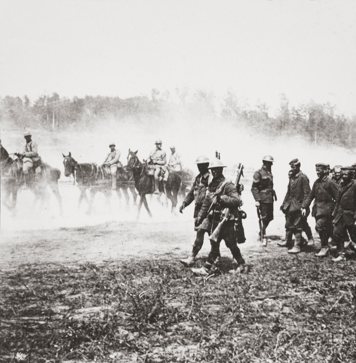 75 عامًا فرنسيًا يعودون إلى Chemin des Dames يمررون السجناء الذين أخذوا في طريقنا بالقرب من سانت كوينتين بواسطة مصور انجليزى