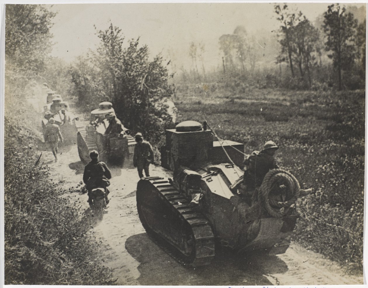 الدبابات الفرنسية رينو FT 17 "البعوض" ، مع القوات على دراجة نارية والمشي ، 1917-18 بواسطة مصور انجليزى