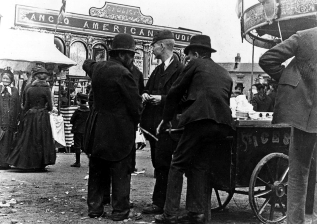 Funfair في شارع السوق ، Kidderminster ، 1900 بواسطة مصور انجليزى