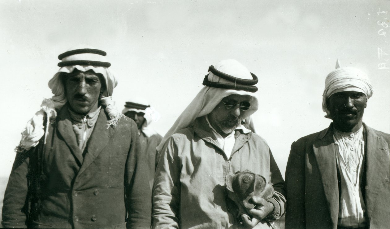 جارستانج (عقد كأس) وعضوين في فريق الحفر ، 1930 بواسطة مصور انجليزى