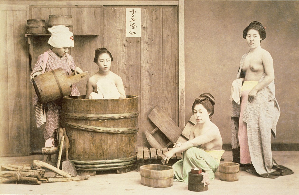 الاستحمام Geishas ، ج 1880s (طباعة زلابية ملونة باليد) بواسطة مصور انجليزى