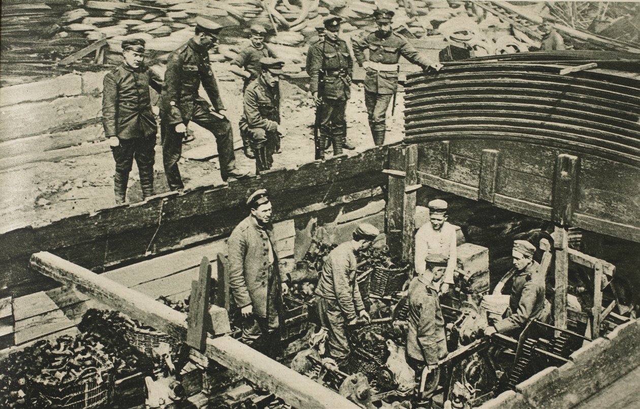 تفريغ الغنائم الألمانية في بلجيكا ، 1914-1919 بواسطة مصور انجليزى
